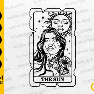 Puede incluir: Ilustración en blanco y negro de una carta del tarot con una mujer, un sol y flores. La carta está etiquetada como "THE SUN" e incluye el texto "INSTANT DOWNLOAD". El diseño está disponible en formatos SVG, DXF, PNG, EPS y AI.