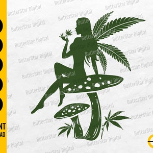 Könnte beinhalten: Dunkelgrüne digitale Grafik einer Fee mit Cannabisblattflügeln, die auf einem Pilz sitzt. Die Fee hält ein Cannabisblatt. Der Text "SVG, DXF, PNG, EPS, AI, SOFORT-DOWNLOAD" ist enthalten.