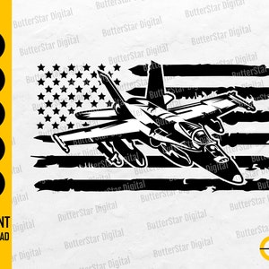Könnte beinhalten: Schwarz-weiße Grafik eines Kampfflugzeugs, das über einer stilisierten amerikanischen Flagge liegt. Das Bild enthält den Text "SVG, DXF, PNG, EPS, AI" und "INSTANT DOWNLOAD". Das Design stammt von ButterStar Digital.