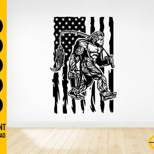 Pode incluir: Gr&aacute;fico em preto e branco de Bigfoot pescando, carregando um balde e uma vara de pescar com um peixe. O fundo &eacute; uma bandeira americana estilizada. O texto do lado esquerdo diz "SVG, DXF, PNG, EPS, AI" e "DOWNLOAD INSTANT&Acirc;NEO".