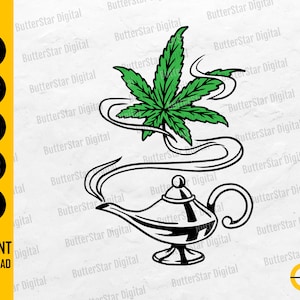 Puede incluir: Ilustración en blanco y negro de una lámpara de genio con una hoja de cannabis verde encima. El humo sale en espiral de la boquilla de la lámpara. La imagen incluye el texto "INSTANT DOWNLOAD" y opciones de tipo de archivo: SVG, DXF, PNG, EPS y AI.