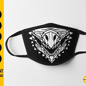 Puede incluir: Mascarilla negra con un diseño de rostro de reptil blanco. La mascarilla tiene presillas negras para las orejas y está sobre un fondo blanco. Las palabras "INSTANT DOWNLOAD" son visibles.