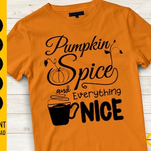 Może przedstawiać: Pomarańczowa koszulka z czarnym napisem "Pumpkin Spice and Everything Nice". Projekt zawiera dynię i filiżankę kawy. Koszulka ma okrągły dekolt.