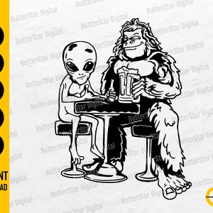Puede incluir: Ilustración en blanco y negro de un extraterrestre y un Bigfoot sentados en una mesa, bebiendo cerveza. La imagen incluye el texto "INSTANT DOWNLOAD" e iconos de tipo de archivo para SVG, DXF, PNG, EPS y AI.