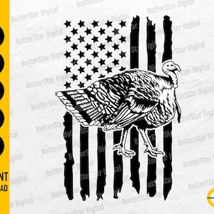 Può includere: Grafica in bianco e nero di un tacchino sovrapposto a una bandiera americana usurata. L'immagine include il testo "SVG, DXF, PNG, EPS, AI, DOWNLOAD IMMEDIATO". Design di ButterStar Digital.