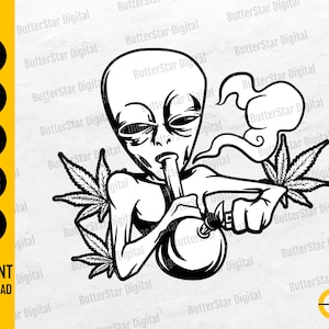 Puede incluir: Gráfico en blanco y negro de un extraterrestre fumando una pipa de agua, con hojas de cannabis. La imagen incluye el texto "SVG, DXF, PNG, EPS, AI" y "INSTANT DOWNLOAD".