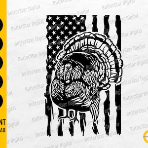 Può includere: Grafica in bianco e nero di un tacchino sovrapposto a una bandiera americana usurata. Il tacchino è dettagliato, con le sue piume e il corpo ben definiti. Include il testo "INSTANT DOWNLOAD" e le opzioni di tipo di file.