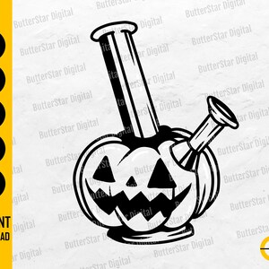 Puede incluir: Ilustración en blanco y negro de un bong con temática de Halloween. El bong está diseñado como una calabaza tallada con una cara. La imagen incluye el texto "INSTANT DOWNLOAD" e iconos de tipo de archivo: SVG, DXF, PNG, EPS y AI.