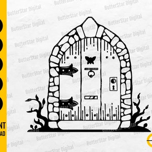Puede incluir: Ilustración digital en blanco y negro de una puerta de hadas con arco de piedra, bisagras y una mariposa. El texto "INSTANT DOWNLOAD" es visible. La imagen es un gráfico vectorial disponible en formatos SVG, DXF, PNG, EPS y AI.