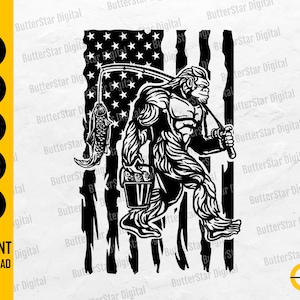 Pode incluir: Gr&aacute;fico em preto e branco de Bigfoot pescando, contra um fundo estilizado da bandeira americana. Bigfoot est&aacute; segurando uma vara de pescar com um peixe e um balde. A imagem inclui o texto "INSTANT DOWNLOAD" e op&ccedil;&otilde;es de tipo de arquivo.