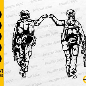 Puede incluir: Ilustración digital en blanco y negro de dos soldados con equipo de combate, chocando los puños. La imagen incluye el texto "SVG, DXF, PNG, EPS, AI" y "DESCARGA INSTANTÁNEA". El logotipo de ButterStar Digital está en la esquina inferior derecha.