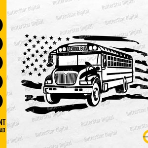 Puede incluir: Gráfico en blanco y negro de un autobús escolar con un diseño de bandera estadounidense. El autobús tiene las palabras "SCHOOL BUS" en la parte delantera. La imagen también incluye las palabras "SVG, DXF, PNG, EPS, AI, INSTANT DOWNLOAD".