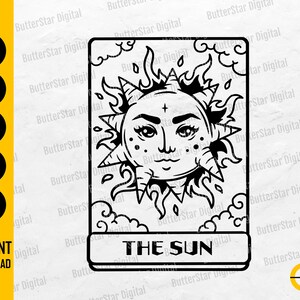 Puede incluir: Ilustración en blanco y negro de la carta del tarot El Sol. La carta presenta un sol sonriente con una cara, rodeado de llamas y nubes. El texto "THE SUN" está en la parte inferior de la carta. La imagen también incluye opciones de tipo de archivo: SVG, DXF, PNG, EPS y AI.