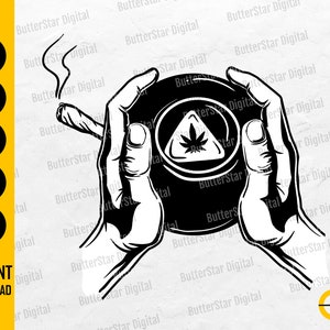Puede incluir: Gráfico en blanco y negro de manos sosteniendo una bola negra con un símbolo de hoja de cannabis. Un cigarrillo encendido se sostiene en la mano izquierda. La imagen incluye el texto "INSTANT DOWNLOAD" y opciones de tipo de archivo.