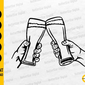 Puede incluir: Dibujo lineal en blanco y negro de dos manos brindando con vasos de cerveza. La imagen incluye las palabras "SVG, DXF, PNG, EPS, AI" y "DESCARGA INSTANTÁNEA". El logotipo de ButterStar Digital está en la esquina.