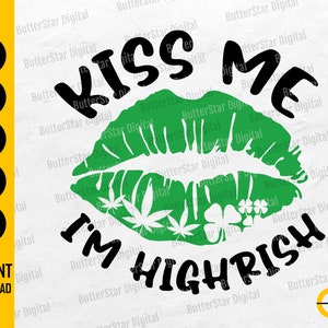 Könnte beinhalten: Ein digitales Design mit dem Text "Kiss Me I'm Highrish" in Schwarz und einem grünen Kuss-Grafik. Das Design enthält Cannabisblätter und Kleeblätter. Erhältlich in SVG, DXF, PNG, EPS und AI Formaten.