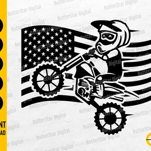 Puede incluir: Gráfico en blanco y negro de un piloto de motocross en una moto, con una bandera americana de fondo. La imagen incluye el texto "SVG, DXF, PNG, EPS, AI" y "DESCARGA INSTANTÁNEA". El piloto lleva casco y equipamiento de carrera.