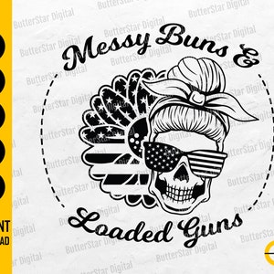 以下が含まれることがあります： サングラスをかけた骸骨、お団子ヘア、アメリカ国旗のデザインのヒマワリが特徴の白黒グラフィックデザイン。「Messy Buns & Loaded Guns」と書かれています。ファイルタイプのアイコンと「Instant Download」のテキストが含まれています。