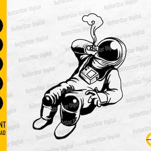 Puede incluir: Ilustración en blanco y negro de un astronauta fumando en el espacio. El astronauta lleva un traje espacial y un casco. La imagen incluye el texto "SVG, DXF, PNG, EPS, AI, DESCARGA INSTANTÁNEA."