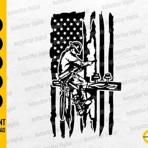Puede incluir: Gráfico en blanco y negro de un liniero trabajando en una línea eléctrica, sobre un fondo de bandera estadounidense desgastada. La imagen incluye el texto "INSTANT DOWNLOAD" y opciones de tipo de archivo: SVG, DXF, PNG, EPS y AI.