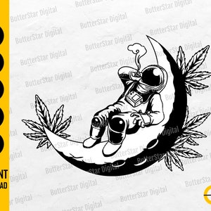Könnte beinhalten: Schwarz-weiße digitale Illustration eines Astronauten, der auf einem Halbmond raucht, umgeben von Cannabisblättern. Der Text "SVG, DXF, PNG, EPS, AI" und "INSTANT DOWNLOAD" ist enthalten.