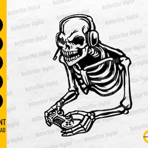 Puede incluir: Ilustración digital en blanco y negro de un esqueleto con auriculares y un mando de videojuegos. El esqueleto tiene un cigarrillo en la boca. La imagen incluye el texto "SVG, DXF, PNG, EPS, AI" y "INSTANT DOWNLOAD".