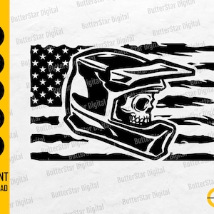Könnte beinhalten: Schwarz-weiße Grafik eines Motocross-Helms mit Totenkopf-Design, vor einem Hintergrund der zerrissenen amerikanischen Flagge. Der Text "INSTANT DOWNLOAD" und Dateityp-Symbole sind enthalten.