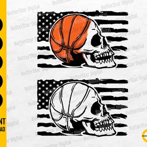 Puede incluir: Dos ilustraciones digitales que presentan una pelota de baloncesto incorporada en un diseño de calavera, sobre un fondo de bandera estadounidense desgastada. Una es naranja y negra, la otra en blanco y negro. También se ven las palabras "DESCARGA INSTANTÁNEA".