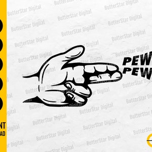 Könnte beinhalten: Schwarz-weiße Grafik einer Hand, die eine Pistolen-Geste macht, mit dem Wort "PEW PEW" daneben. Das Bild enthält auch die Wörter "SVG, DXF, PNG, EPS, AI" und "INSTANT DOWNLOAD".