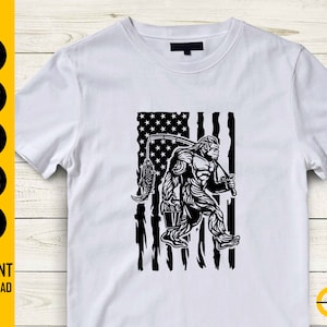 Pode incluir: Camiseta branca com um gr&aacute;fico em preto e branco de Bigfoot carregando uma vara de pesca e um balde, em um design de bandeira americana desgastada. A camiseta inclui o texto "DOWNLOAD INSTANT&Acirc;NEO" e op&ccedil;&otilde;es de tipo de arquivo.