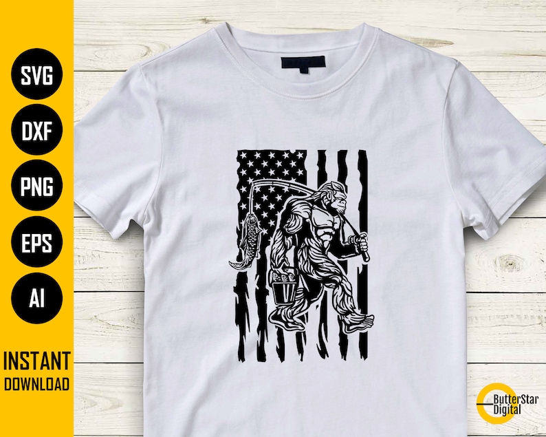 Pode incluir: Camiseta branca com um gr&aacute;fico em preto e branco de Bigfoot carregando uma vara de pesca e um balde, em um design de bandeira americana desgastada. A camiseta inclui o texto "DOWNLOAD INSTANT&Acirc;NEO" e op&ccedil;&otilde;es de tipo de arquivo.