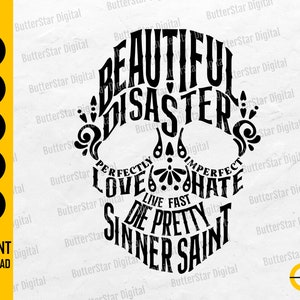 Può includere: Grafica in bianco e nero di un teschio con le parole "BEAUTIFUL DISASTER" che formano la parte superiore del teschio. Altre parole includono "PERFECTLY IMPERFECT LOVE HATE LIVE FAST DIE PRETTY SINNER SAINT". Include icone di tipo di file e testo "INSTANT DOWNLOAD".