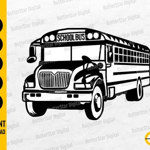 Puede incluir: Ilustración en blanco y negro de un autobús escolar. Las palabras "SCHOOL BUS" están sobre el parabrisas. La imagen también incluye las palabras "SVG", "DXF", "PNG", "EPS", "AI" y "INSTANT DOWNLOAD".