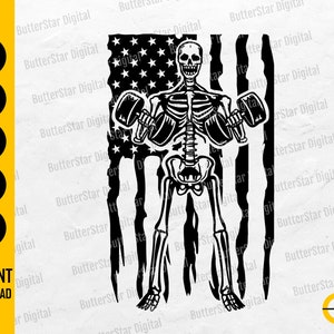 Peut inclure: Graphique noir et blanc d'un squelette soulevant des haltères, sur fond de drapeau américain vieilli. Le texte "TÉLÉCHARGEMENT INSTANTANÉ" et les options de type de fichier SVG, DXF, PNG, EPS et AI sont inclus.
