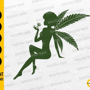 Könnte beinhalten: Grüne Silhouette einer Fee mit Cannabisblattflügeln, die eine Cannabisknospe hält. Das Bild enthält den Text "SVG, DXF, PNG, EPS, AI" und "SOFORT-DOWNLOAD". Die Fee sitzt mit einem ausgestreckten Bein.