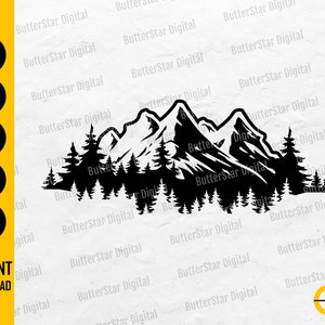 以下が含まれることがあります： 白黒の山と森のシルエットデザイン。画像には「SVG、DXF、PNG、EPS、AI」と「INSTANT DOWNLOAD」の文字が含まれています。このデザインは、前景に松の木がある山脈を特徴としています。
