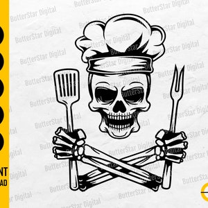 Puede incluir: Gráfico digital en blanco y negro de una calavera con gorro de chef, sosteniendo una espátula y un tenedor cruzados debajo. Las palabras "INSTANT DOWNLOAD" están en la parte inferior izquierda. Tipos de archivo: SVG, DXF, PNG, EPS y AI.
