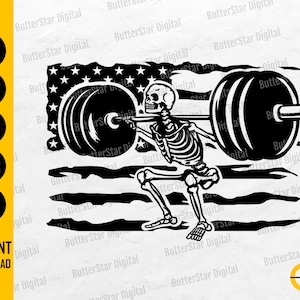 Peut inclure: Graphique noir et blanc d'un squelette soulevant une barre, sur fond de drapeau américain stylisé. L'image comprend le texte "INSTANT DOWNLOAD" et les options de type de fichier : SVG, DXF, PNG, EPS et AI.