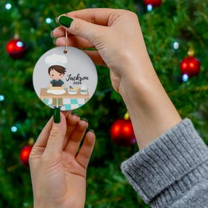 Personalisierte Backen Jungen Ornament, Jungen Koch Weihnachtsgeschenk, Backen Ornament, Urlaub Bäcker, Benutzerdefinierte Koch Ornament, Koch Andenken Ornament Bild 5