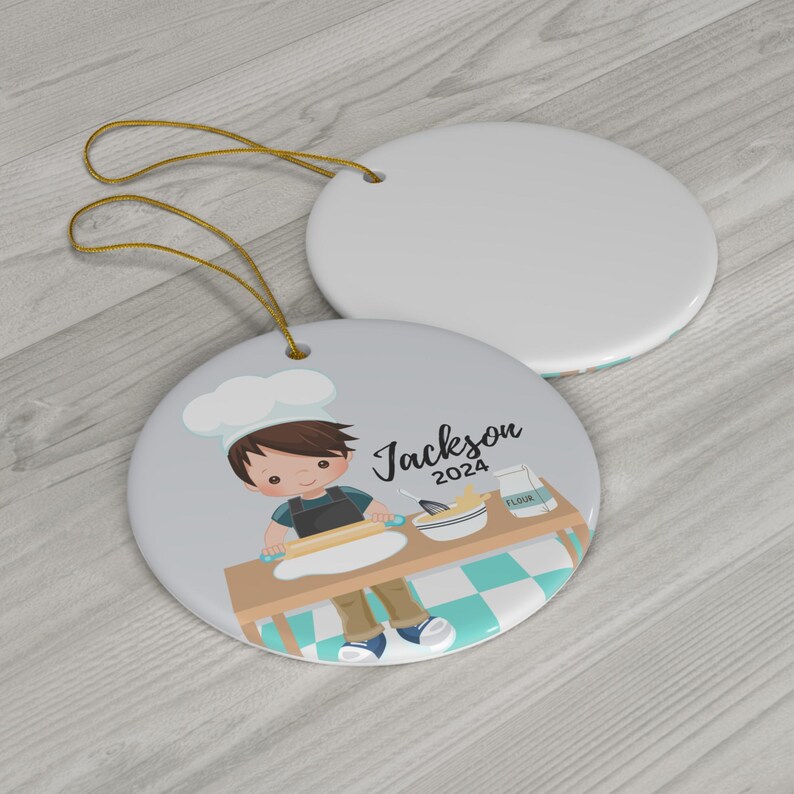 Personalisierte Backen Jungen Ornament, Jungen Koch Weihnachtsgeschenk, Backen Ornament, Urlaub Bäcker, Benutzerdefinierte Koch Ornament, Koch Andenken Ornament Bild 4