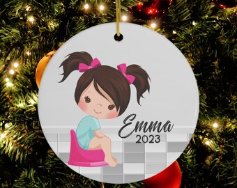 Mädchen Töpfchen Training personalisierte Weihnachtsverzierung, kleine Mädchen Töpfchen ausgebildet Ornament, Kleinkind Weihnachtsgeschenk, Töpfchen Training Andenken