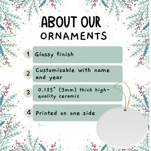 K&ouml;nnte beinhalten: Ein wei&szlig;er, runder Keramikschmuck mit goldenem Faden, mit dem Text "ABOUT OUR ORNAMENTS". Der Schmuck hat eine gl&auml;nzende Oberfl&auml;che, ist anpassbar, aus hochwertiger Keramik und einseitig bedruckt.