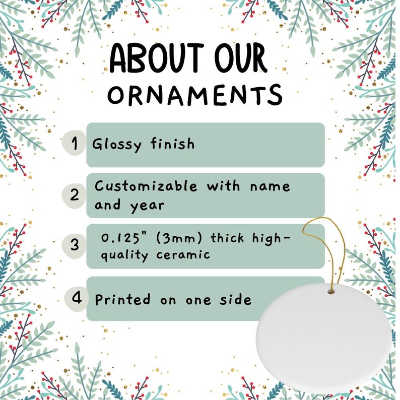 K&ouml;nnte beinhalten: Ein wei&szlig;er, runder Keramikschmuck mit goldenem Faden, mit dem Text "ABOUT OUR ORNAMENTS". Der Schmuck hat eine gl&auml;nzende Oberfl&auml;che, ist anpassbar, aus hochwertiger Keramik und einseitig bedruckt.