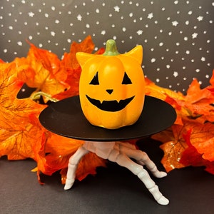 Jack-o-lantern kitty figure