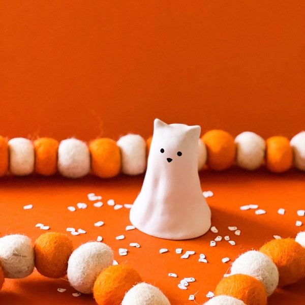 Ghost kitty figure