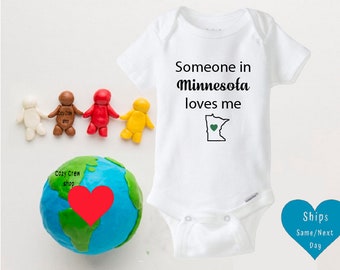 Someone in Minnesota loves me, Minnesota onesie®, Baby shower gift, Minnesota bodysuit, Custom onesie®, State onesie®, Short/Long sleeve