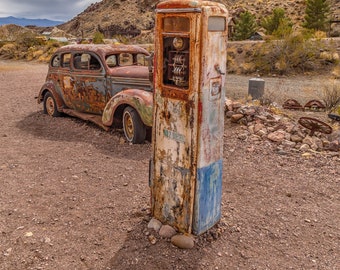 Vieille voiture rouillée | Pompe à essence antique | pompe à essence de montagne du désert | pompe à essence et | de voiture voiture abandonnée | | de voiture décor de garage voiture ancienne et pompe à essence