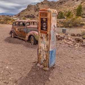 Vieille voiture rouillée | Pompe à essence antique | pompe à essence de montagne du désert | pompe à essence et | de voiture voiture abandonnée | | de voiture décor de garage voiture ancienne et pompe à essence