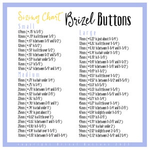K&ouml;nnte beinhalten: Eine Gr&ouml;&szlig;entabelle f&uuml;r Brizel Buttons auf wei&szlig;em Grund mit schwarzem und hellblauem Text. Sie listet Ma&szlig;e in Millimetern und Zoll f&uuml;r kleine, mittlere und gro&szlig;e Gr&ouml;&szlig;en von 9mm bis 59mm auf, mit einem Copyright-Hinweis von 2021 am unteren Rand.
