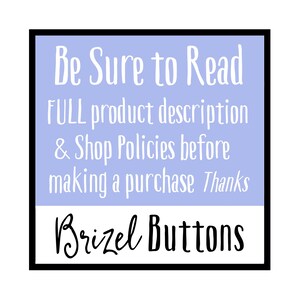 K&ouml;nnte beinhalten: Ein quadratisches Schild mit schwarzem Rand, bestehend aus einem hellblauen oberen und einem wei&szlig;en unteren Bereich. Der Text lautet: Be Sure to Read FULL product description & Shop Policies before making a purchase Thanks. Unten steht Brizel Buttons.